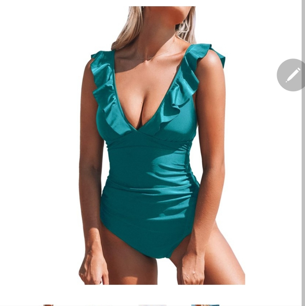 Cupshe's Ruffled One-piece Swimsuit
